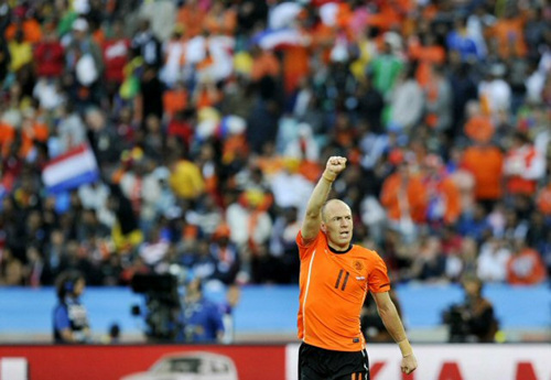 28일(한국시각) 남아공 더반에서 열린 네덜란드-슬로바키아 16강전에서 첫 골을 성공시킨 네덜란드의 아르옌 로번이 기뻐하고 있다.