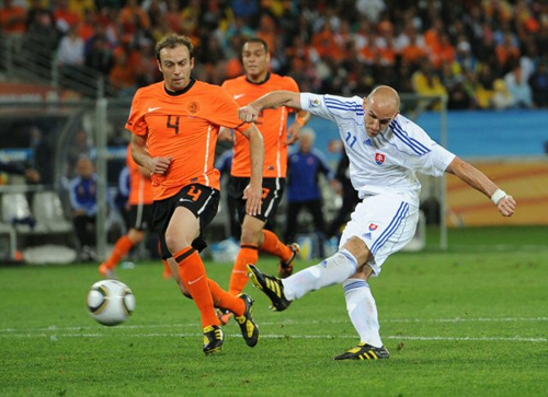 28일(한국시각) 남아공 더반에서 열린 네덜란드-슬로바키아 16강전에서 슬로바키아의 로베르트 비텍(오른쪽)이 슛을 날리고 있다.