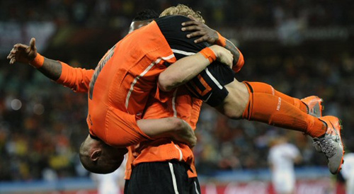 28일(한국시각) 남아공 더반에서 열린 네덜란드-슬로바키아 16강전에서 팀의 두 번째 골을 넣은 베슬러이 스네이더르(위)가 디르크 카윗의 어깨에 올라 환호하고 있다.