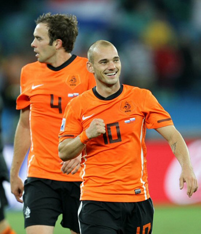 28일(한국시각) 남아공 더반에서 열린 네덜란드-슬로바키아 16강전에서 쐐기골을 넣은 베슬러이 스네이더르(오른쪽)가 웃음짓고 있다.