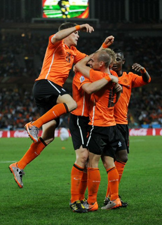 28일(한국시각) 남아공 더반에서 열린 네덜란드-슬로바키아 16강전에서 쐐기골을 넣은 베슬러이 스네이더르와 동료들이 기뻐하고 있다.