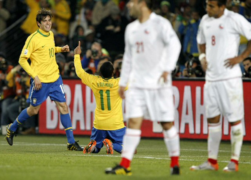 29일(한국시각) 남아공 요하네스버그 사커시티에서 열린 브라질-칠레 16강전에서 브라질 호비뉴와 카카(왼쪽) 3대 0으로 대승한 후 기뻐하고 있다.