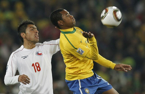29일(한국시각) 남아공 요하네스버그 사커시티에서 열린 브라질-칠레 16강전에서 브라질의 호비뉴(오른쪽)이 가슴으로 공을 받아내고 있다. 왼쪽은 곤잘로 자라.
