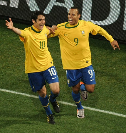 29일(한국시각) 남아공 요하네스버그 사커시티에서 열린 브라질-칠레 16강전에서 루이스 파비아누(오른쪽)가 팀의 두 번째 골을 성공시킨 뒤 카카와 함께 환호하고 있다.