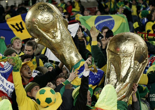 29일(한국시각) 남아공 요하네스버그 사커시티에서 열린 브라질-칠레 16강전에서 브라질 응원단들이 3대0으로 경기가 끝난후 기뻐하고 있다.