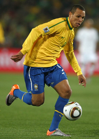 29일(한국시각) 남아공 요하네스버그 사커시티에서 열린 브라질-칠레 16강전에서 브라질의 루이스 파비아누가 공을 몰고 있다.