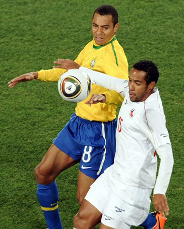29일(한국시각) 남아공 요하네스버그 사커시티에서 열린 브라질-칠레 16강전에서 브라질의 길베르토 실바(왼쪽)와 칠레의 파비안 오렐라나가 볼다툼을 하고 있다.