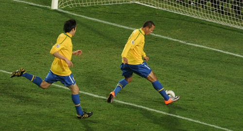 29일(한국시각) 남아공 요하네스버그 사커시티에서 열린 브라질-칠레 16강전에서 루이스 파비아누(오른쪽)가 팀의 두 번째 골을 넣고 있다.