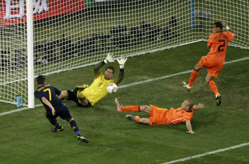 11일(현지시간) 남아프리카공화국(이하 남아공) 요하네스버그 사커시티에서 열린 2010 남아공월드컵 결승 네덜란드-스페인 경기, 스페인 다비드 비야(왼쪽)가 결정적인 슛을 날렸지만 네덜란드 마르틴 스테켈렌뷔르흐 골키퍼(왼쪽 두번째), 욘 헤이팅아의 수비에 막히고 있다.