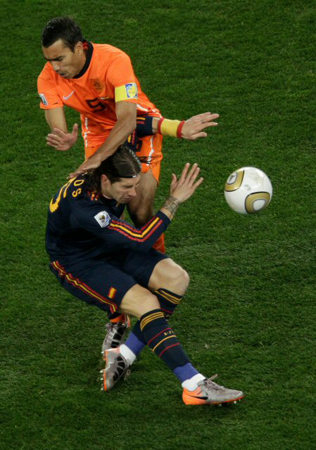 11일(현지시간) 남아프리카공화국(이하 남아공) 요하네스버그 사커시티에서 열린 2010 남아공월드컵 결승 네덜란드-스페인 경기, 네덜라드 히오바니 판브론크호르스트와 스페인 세르히오 라모스가 충돌하고 있다.