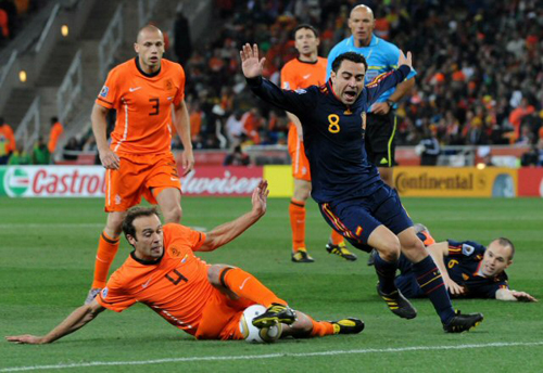 11일(현지시간) 남아프리카공화국(이하 남아공) 요하네스버그 사커시티에서 열린 2010 남아공월드컵 결승 네덜란드-스페인 경기, 스페인 사비(오른쪽)와 네덜란드 요리스 마테이선이 볼다툼을 벌이고 있다.