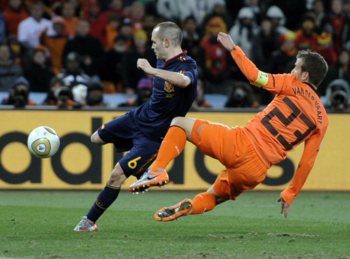 11일(현지시간) 남아프리카공화국(이하 남아공) 요하네스버그 사커시티에서 열린 2010 남아공월드컵 결승 네덜란드-스페인 경기, 스페인 안드레스 이니에스타(왼쪽)가 네덜란드 라파얼 판데르파르트를 피해 결승골을 넣고 있다.