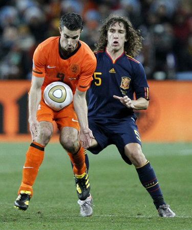 11일(현지시간) 남아프리카공화국(이하 남아공) 요하네스버그 사커시티에서 열린 2010 남아공월드컵 결승 네덜란드-스페인 경기, 네덜란드 로빈 판페르시(왼쪽)가 스페인 카를레스 푸욜이 지켜보는 가운데 공을 받고 있다.