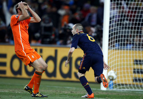 11일(현지시간) 남아프리카공화국(이하 남아공) 요하네스버그 사커시티에서 열린 2010 남아공월드컵 결승 네덜란드-스페인 경기, 스페인 안드레스 이니에스타(오른쪽)가 연장 후반 결승골을 넣은 후 기뻐하고 있다.