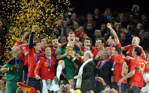 12일(한국시간) 남아프리카공화국(이하 남아공) 요하네스버그 사커시티에서 열린 2010 남아공월드컵 결승 스페인-네덜란드 경기에서 우승한 스페인 선수들이 꽃가루를 맞으며 기뻐하고 있다.