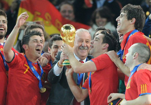 12일(한국시간) 남아프리카공화국(이하 남아공) 요하네스버그 사커시티에서 열린 2010 남아공월드컵 결승 스페인-네덜란드 경기에서 우승한 스페인 감독 비센테 델 보스케(가운데)와 사비 에르난데스(오른쪽)가 월드컵 트로피를 만지며 기뻐하고 있다.