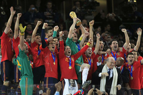 12일(한국시간) 남아프리카공화국(이하 남아공) 요하네스버그 사커시티에서 열린 2010 남아공월드컵 결승 스페인-네덜란드 경기에서 우승한 스페인 대표팀이 월드컵 트로피를 들어올리며 기쁨의 환호를 하고 있다.