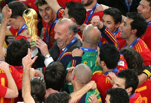 12일(한국시간) 남아프리카공화국(이하 남아공) 요하네스버그 사커시티에서 열린 2010 남아공월드컵 결승 스페인-네덜란드 경기에서 우승한 스페인 감독 비센테 델 보스케가 월드컵 트로피를 들어올리자 선수들이 환호하고 있다.