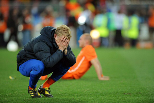 11일(현지시간) 남아프리카공화국(이하 남아공) 요하네스버그 사커시티에서 열린 2010 남아공월드컵 결승 네덜란드-스페인 경기에서 우승에 실패한 네덜란드의 디르크 카윗(왼쪽)이 주저앉아 눈물을 흘리고 있다.