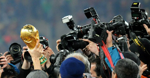 12일(한국시간) 남아프리카공화국(이하 남아공) 요하네스버그 사커시티에서 열린 2010 남아공월드컵 결승 스페인-네덜란드 경기. 취재 기자들이 스페인이 받은 월드컵 트로피를 촬영하고 있다.