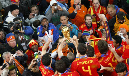 12일(한국시간) 남아프리카공화국(이하 남아공) 요하네스버그 사커시티에서 열린 2010 남아공월드컵 결승 스페인-네덜란드 경기에서 우승한 스페인 대표팀이 월드컵 트로피를 팬들에게 보여주고 있다.