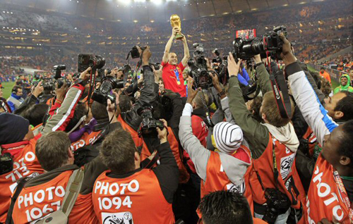 12일(한국시간) 남아프리카공화국(이하 남아공) 요하네스버그 사커시티에서 열린 2010 남아공월드컵 결승 스페인-네덜란드 경기에서 우승한 스페인의 이니에스타가 취재진들 사이에서 월드컵 트로피를 들어올리고 있다.