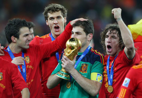 12일(한국시간) 남아프리카공화국(이하 남아공) 요하네스버그 사커시티에서 열린 2010 남아공월드컵 결승 스페인-네덜란드 경기에서 우승한 스페인의 골키퍼 이케르 카시야스(가운데)가 기뻐하는 선수들 사이에서 월드컵 트로피에 키스하고 있다.