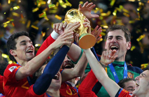 12일(한국시간) 남아프리카공화국(이하 남아공) 요하네스버그 사커시티에서 열린 2010 남아공월드컵 결승 스페인-네덜란드 경기에서 우승한 스페인 선수들이 월드컵 트로피를 들어올리며 환호하고 있다.