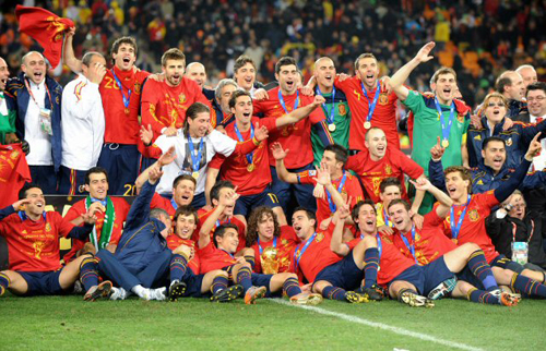 12일(한국시간) 남아프리카공화국(이하 남아공) 요하네스버그 사커시티에서 열린 2010 남아공월드컵 결승 스페인-네덜란드 경기에서 우승한 스페인 대표팀이 시상식을 끝내고 경기장에서 단체 기념사진을 찍고 있다.