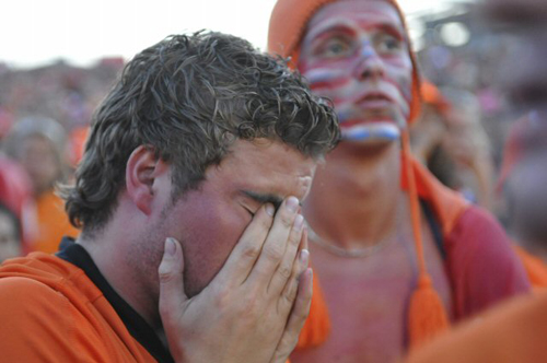 11일(현지시간) 남아프리카공화국(이하 남아공) 요하네스버그 사커시티에서 열린 2010 남아공월드컵 결승 네덜란드-스페인 경기에서 네덜란드가 우승에 실패하자 팬들이 눈물을 흘리고 있다.