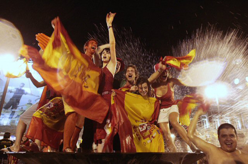 11일(현지시간) 남아프리카공화국(이하 남아공) 요하네스버그 사커시티에서 열린 2010 남아공월드컵 결승 네덜란드-스페인 경기에서 스페인이 우승하자 팬들이 환호하며 기쁨의 춤을 추고 있다.