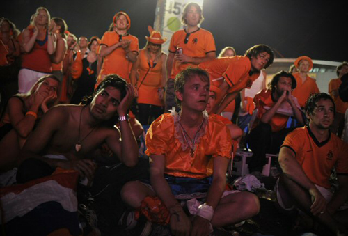 11일(현지시간) 남아프리카공화국(이하 남아공) 요하네스버그 사커시티에서 열린 2010 남아공월드컵 결승 네덜란드-스페인 경기에서 네덜란드가 우승에 실패하자 팬들이 아쉬운 표정을 짓고 있다.