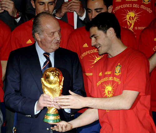 12일(현지시간) 2010 남아프리카공화국 월드컵 결승전에서 네덜란드에 1대 0으로 이겨 사상 첫 월드컵 우승하고 돌아온 스페인 축구 대표팀 환영 행사에서 골키퍼 이케르 카시야스(오른쪽)가 스페인 왕 후안 카를로스에게 월드컵 우승 트로피를 건네고 있다.