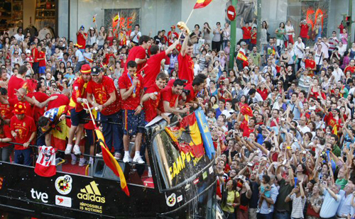 12일(현지시간) 2010 남아프리카공화국 월드컵 결승전에서 네덜란드에 1대 0으로 이겨 사상 첫 월드컵 우승하고 돌아온 스페인 축구 대표팀이 마드리드 시내에서 카퍼레이드를 하자 기다리고 있던 시민들이 환호하고 있다.