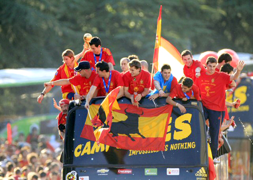 12일(현지시간) 2010 남아프리카공화국 월드컵 결승전에서 네덜란드에 1대 0으로 이겨 사상 첫 월드컵 우승하고 돌아온 스페인 축구 대표팀이 스페인 마드리드에서 카퍼레이드를 하고 있다. 시민들은 우승의 기쁨을 함께 나누며 환호했다.