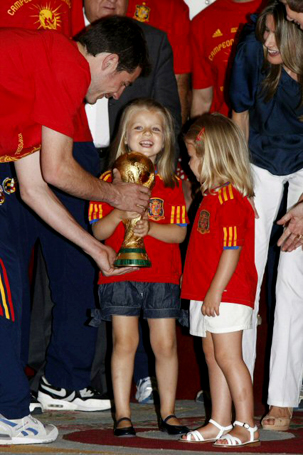 12일(현지시간) 2010 남아프리카공화국 월드컵 결승전에서 네덜란드에 1대 0으로 이겨 사상 첫 월드컵 우승하고 돌아온 스페인 축구 대표팀 환영 행사에서 스페인의 주장 이케르 카시야스(왼쪽)가 아이들에게 우승 트로피를 건네고 있다.