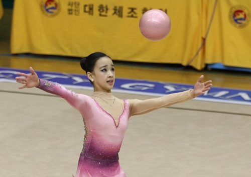 13일 오후 경기 김포실내체육관에서 열린 제4회 김포시장배 국제리듬체조대회에서 손연재(세종고)가 아름다운 볼 연기를 선보이고 있다.