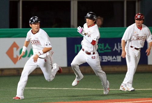 13일 오후 목동구장에서 열린 2010프로야구 넥센과 롯데의 경기 9회말 1사 1,2루, 넥센 김일경의 2루타 때 장기영과 김기수가 홈을 향해 달리고 있다.