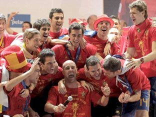 스페인, 월드컵 들고 ‘금의환향’
