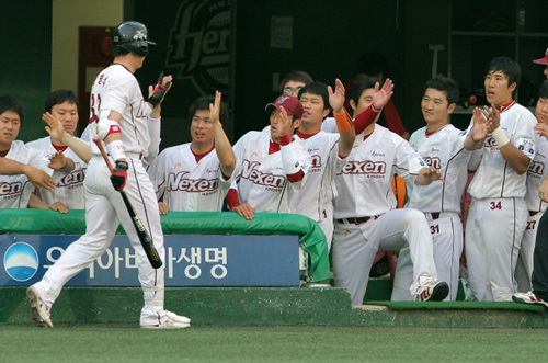 14일 오후 목동구장에서 열린 2010프로야구 넥센 히어로즈와 롯데 자이언츠 경기 1회말 2사 히어로즈 강병식이 선제 솔로 홈런을 때려낸 뒤 더그아웃에서 동료들의 축하를 받고 있다.