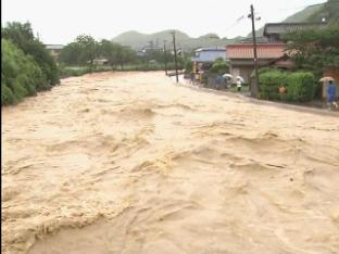 日, 폭우 속 ‘유비무환’…10만 세대 대피령