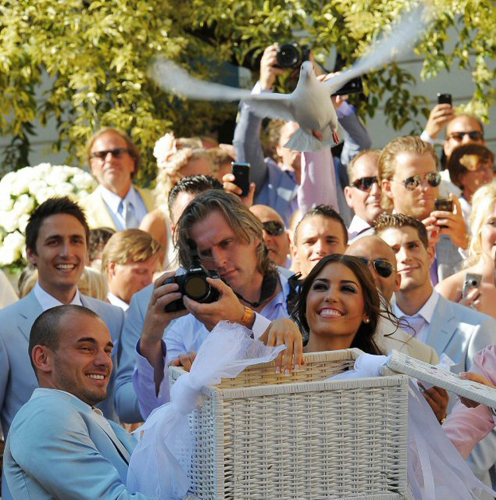 17일(현지시간)  이탈리아 시에나 카스텔누보 베라덴가에 위치한 성당에서 네덜란드 축구 스타 베슬러이 스네이더르가 배우 겸 모델 욜란테 카바우 판 카스베르겐과 결혼식을 올리며 비둘기를 날려보내고 있다.