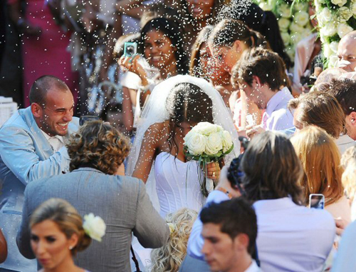17일(현지시간)  이탈리아 시에나 카스텔누보 베라덴가에 위치한 성당에서 네덜란드 축구 스타 베슬러이 스네이더르가 배우 겸 모델 욜란테 카바우 판 카스베르겐과 결혼식을 올리며 하객들의 축하를 받고 있다.