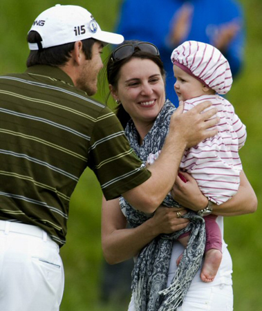 18일(현지시간) 영국 스코틀랜드 세인트앤드루스 올드코스에서 열린 제139회 브리티시오픈 골프, 우승을 차지한 루이 웨스트호이젠(남아프리카공화국)이 아내 넬 마레와 딸 자나와 함께 기뻐하고 있다.