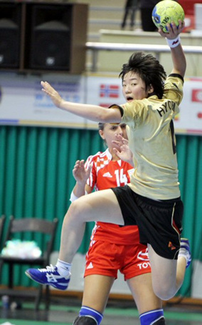 19일 광주 염주종합체육관에서 열린 `2010 세계여자주니어핸드볼선수권대회' 한국과 크로아티아의 경기에서 조효비가 강슛을 날리고 있다.