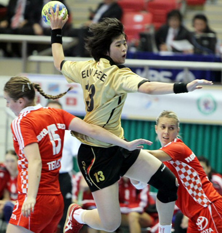 19일 광주 염주종합체육관에서 열린 `2010 세계여자주니어핸드볼선수권대회' 한국과 크로아티아의 경기에서 한국 유은희가 슛을 날리고 있다.
