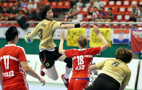 19일 광주 염주종합체육관에서 열린 `2010 세계여자주니어핸드볼선수권대회' 한국과 크로아티아의 경기에서 한국 유은희가 크로아티아 수비를 뚫고 점프슛을 하고 있다.
