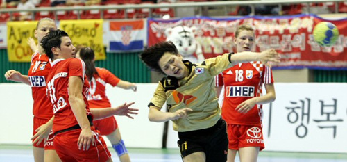 19일 광주 염주종합체육관에서 열린 `2010 세계여자주니어핸드볼선수권대회' 한국과 크로아티아의 경기에서 정유라가 강슛을 날리고 있다.