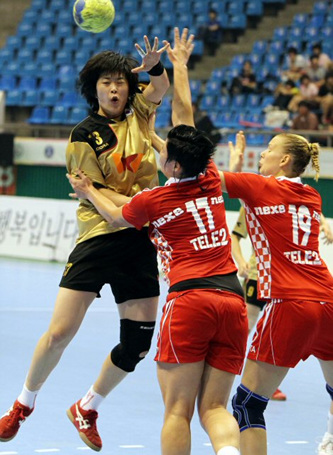 19일 광주 염주종합체육관에서 열린 `2010 세계여자주니어핸드볼선수권대회' 한국과 크로아티아의 경기에서 한국 유은희가 크로아티아 수비에 막혀 공을 놓치고 있다.