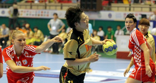 19일 광주 염주종합체육관에서 열린 `2010 세계여자주니어핸드볼선수권대회' 한국과 크로아티아의 경기에서 한국 정유라가 크로아티아 수비를 피해 공격을 시도하고 있다.